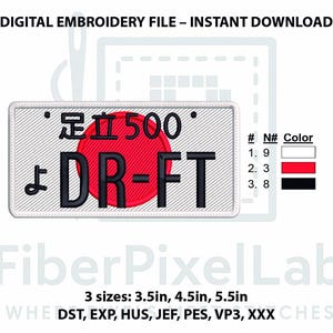 Puede incluir: Archivo de bordado digital con un diseño de matrícula japonesa. La placa tiene un círculo rojo, texto negro "DR-FT" y caracteres japoneses. El diseño incluye tres tamaños: 8,9 cm, 11,4 cm y 14 cm.