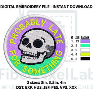 Peut inclure: Écusson brodé rond avec un motif de crâne et le texte "PROBABLY LATE FOR SOMETHING". Le patch présente un crâne blanc avec des détails noirs, entouré d'un fond violet et vert, et d'un texte jaune. Disponible en 3 tailles: 7,6 cm, 8,9 cm et 10,2 cm.