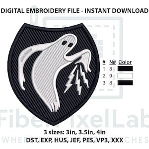 Op de afbeelding: Digitaal borduurbestand met een wit spookontwerp met bliksemschichten op een zwarte schildvormige achtergrond. Beschikbaar in drie maten: 7,6 cm, 8,9 cm en 10,2 cm. De tekst "DIGITAL EMBROIDERY FILE - INSTANT DOWNLOAD" staat bovenaan.