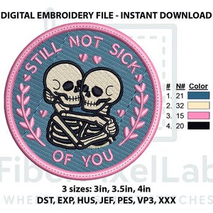 Könnte beinhalten: Runder, gestickter Aufnäher mit rosa Rand und dem Text "STILL NOT SICK OF YOU". Das Design zeigt zwei sich umarmende Skelette auf blauem Hintergrund, umgeben von rosa floralen Elementen. Erhältlich in 3 Größen: 7.6cm, 8.9cm und 10.2cm.