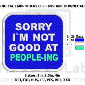 Può includere: File di ricamo digitale con la scritta "SORRY I'M NOT GOOD AT PEOPLE-ING" in bianco e verde su sfondo blu. Disponibile in tre misure: 7,6 cm, 8,9 cm e 10,2 cm.