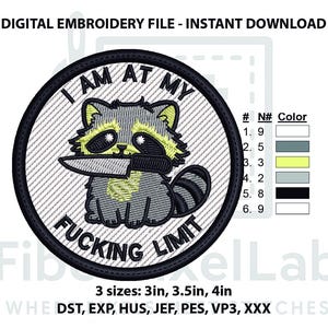 Op de afbeelding: Geborduurde patch met een cartoon wasbeer met een mes, met de tekst "I AM AT MY FUCKING LIMIT". Het ontwerp gebruikt grijs, geel en zwart. Verkrijgbaar in maten van 7,6, 8,9 en 10,2 cm. Digitaal borduurbestand.