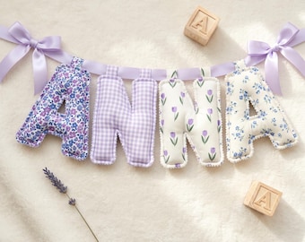 Personalisierte Stoff Name Banner Anna, benutzerdefinierte Lavendel Kinderzimmer Wanddekoration, Baby Mädchen Geschenk, weiche Blumen Bunting Girlande