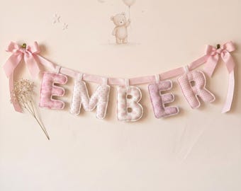 Heirloom personalisierte Namensgirlande, Weinlese-Kinderzimmer-Dekor, zeitloses Blumenbaby-Namensbanner, gesteppte Stoffbuchstaben