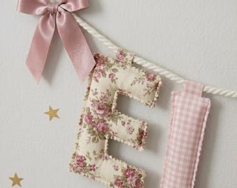 Guirnalda de tela con letras y nombre - Decoración personalizada para habitación infantil con estampado floral y de cuadros vichy