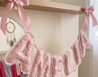 Personalisierte Baby Name Girlande, Vintage Blumen Kinderzimmer Dekor für Mädchen, Benutzerdefinierte gesteppte Brief Banner, Babypartygeschenk, Kokette rosa Dekor
