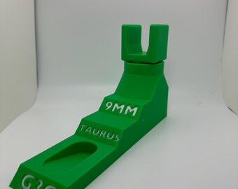Supporto per pistola personalizzato progettato per Taurus G3C, realizzato con stampa 3D e riposto in sicurezza.