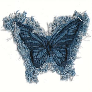 Könnte beinhalten: Gestickter Schmetterlingsaufnäher in Jeansblau. Das Schmetterlingsdesign weist detaillierte Flügelmuster mit dunkelblauen Nähten auf. Die Kanten sind ausgefranst, was einen Used-Look ergibt. Geeignet für Kleidung oder Accessoires.