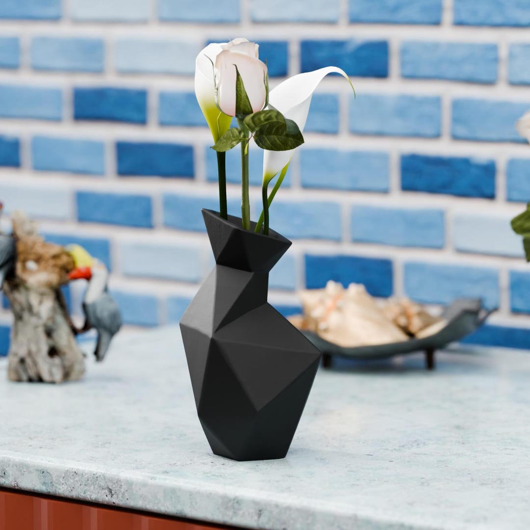 樹脂コーティングされた幾何学模様の花瓶｜モダンなファセット彫刻装飾