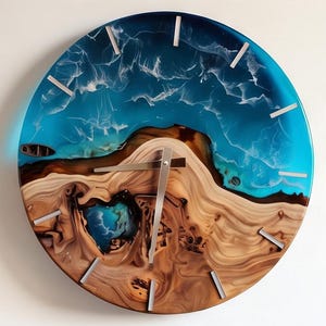 Peut inclure: Une horloge murale circulaire composée d'une base en bois naturel avec un revêtement en résine polie. La résine représente une scène océanique bleue avec des motifs de vagues blanches. Le cadran inclut des index argentés et deux aiguilles.
