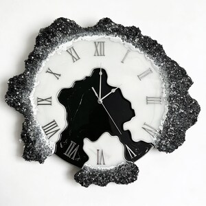 Orologio in bianco e nero, orologio da parete in resina effetto geode, orologio di lusso moderno in stile agata