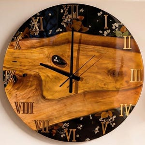 Horloge murale florale en bois et résine, garde-temps artistique en or avec chiffres romains