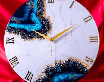 Handgefertigte Luxus Geode Harz Uhr mit Türkis Kristallen und Goldenen Ziffern