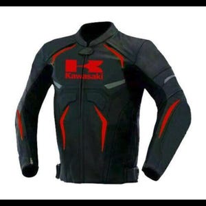 Può includere: Giacca da moto nera con dettagli rossi e logo Kawasaki. La giacca presenta un colletto rialzato, una cerniera a tutta lunghezza e dettagli rossi su spalle e maniche. Il logo Kawasaki è visualizzato in rosso sul petto.