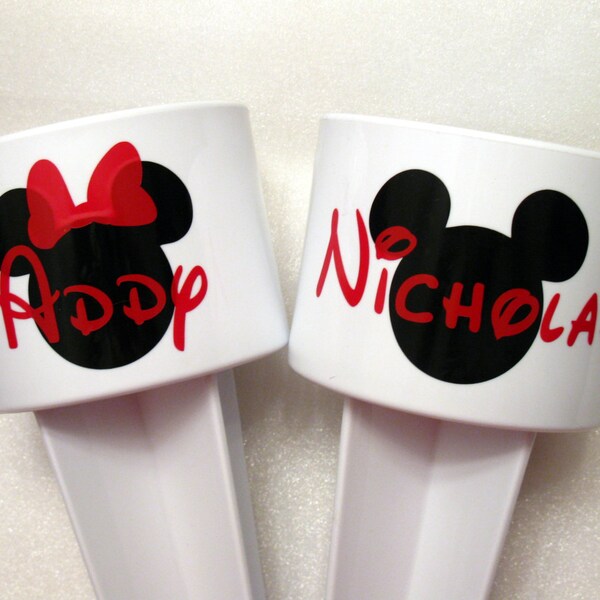 Mickey o Minnie Mouse Beach Cup Holder, Spiker de arena de bebida monograma, regalo personalizado de viaje de vacaciones familiares, blanco con orejas de ratón