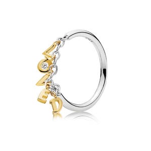 Può includere: Un anello d'argento con ciondoli dorati che compongono la parola "LOVE". I ciondoli sono collegati da una catena e includono una piccola gemma trasparente. L'anello è un delicato gioiello.