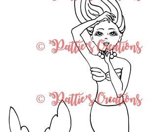Puede incluir: Dibujo lineal de una sirena con cabello largo y ondulado, un top de concha y una cola de pez. La sirena se toca el pelo con una mano y lleva un collar de perlas. El texto "Pattie's Creations" está presente.