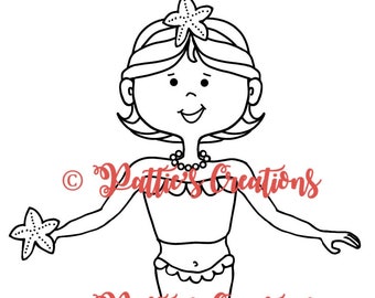 Puede incluir: Un dibujo en blanco y negro de una sirena con una estrella de mar en la cabeza y una estrella de mar en la mano. La sirena lleva un collar y un sujetador de concha. El texto "Pattie's Creations" está escrito en rojo en la imagen.