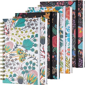 Peut inclure: Plusieurs carnets à spirales avec des motifs floraux colorés. Les carnets présentent des motifs variés, avec des fleurs turquoise, orange et roses sur des fonds blancs et noirs. Chaque carnet a une reliure spirale dorée et une fermeture élastique.