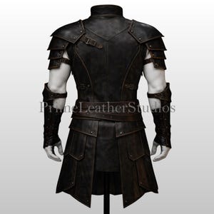 Pode incluir: Um conjunto de armadura de couro castanho escuro com detalhes intrincados, incluindo ombreiras, uma gola alta e uma cintura com cinto. A armadura apresenta m&uacute;ltiplos pain&eacute;is e correias, sugerindo um tema medieval ou de fantasia. O design incorpora uma constru&ccedil;&atilde;o em camadas com costuras e rebites vis&iacute;veis.