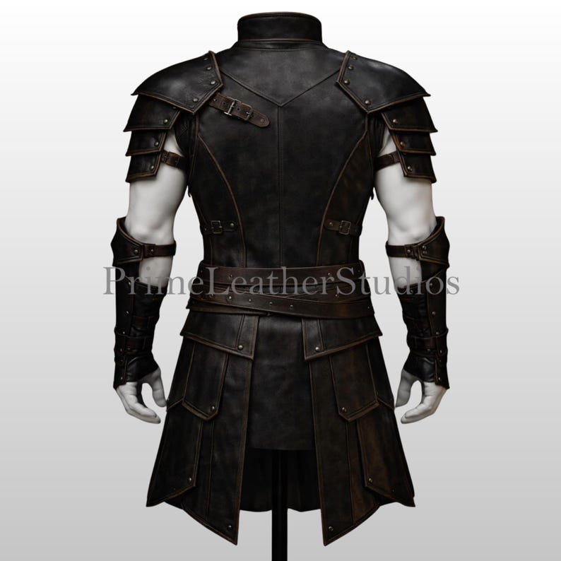 Pode incluir: Um conjunto de armadura de couro castanho escuro com detalhes intrincados, incluindo ombreiras, uma gola alta e uma cintura com cinto. A armadura apresenta m&uacute;ltiplos pain&eacute;is e correias, sugerindo um tema medieval ou de fantasia. O design incorpora uma constru&ccedil;&atilde;o em camadas com costuras e rebites vis&iacute;veis.