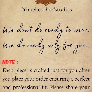 Pode incluir: Fundo bege com texto da PrimeLeatherStudios. O texto diz: "N&atilde;o fazemos pronto para vestir. Fazemos pronto s&oacute; para voc&ecirc;." O texto tamb&eacute;m diz: "Cada pe&ccedil;a &eacute; feita s&oacute; para voc&ecirc; depois de fazer seu pedido."