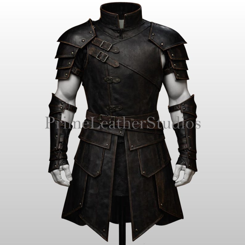 Pode incluir: Um conjunto de armadura de couro marrom escuro com ombreiras em camadas, gola alta e cintura com cinto. A armadura inclui protetores de bra&ccedil;o combinando e uma se&ccedil;&atilde;o inferior semelhante a uma saia. O texto "Prime Leather Studios" &eacute; vis&iacute;vel.