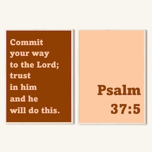 Könnte beinhalten: Zwei gerahmte Drucke mit inspirierendem Text. Der linke Rahmen ist braun mit dem Text "Vertraue dem Herrn deine Wege an und er wird es vollbringen." Der rechte Rahmen ist pfirsichfarben mit "Psalm 37,5."