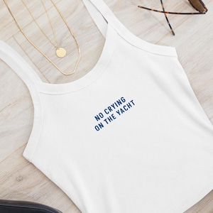 No Crying on the Yacht-tanktop – luxe damesshirt met microribbels geborduurd – Yachtcore Summer Fit, Rich Girl Aesthetic, Coastal Style