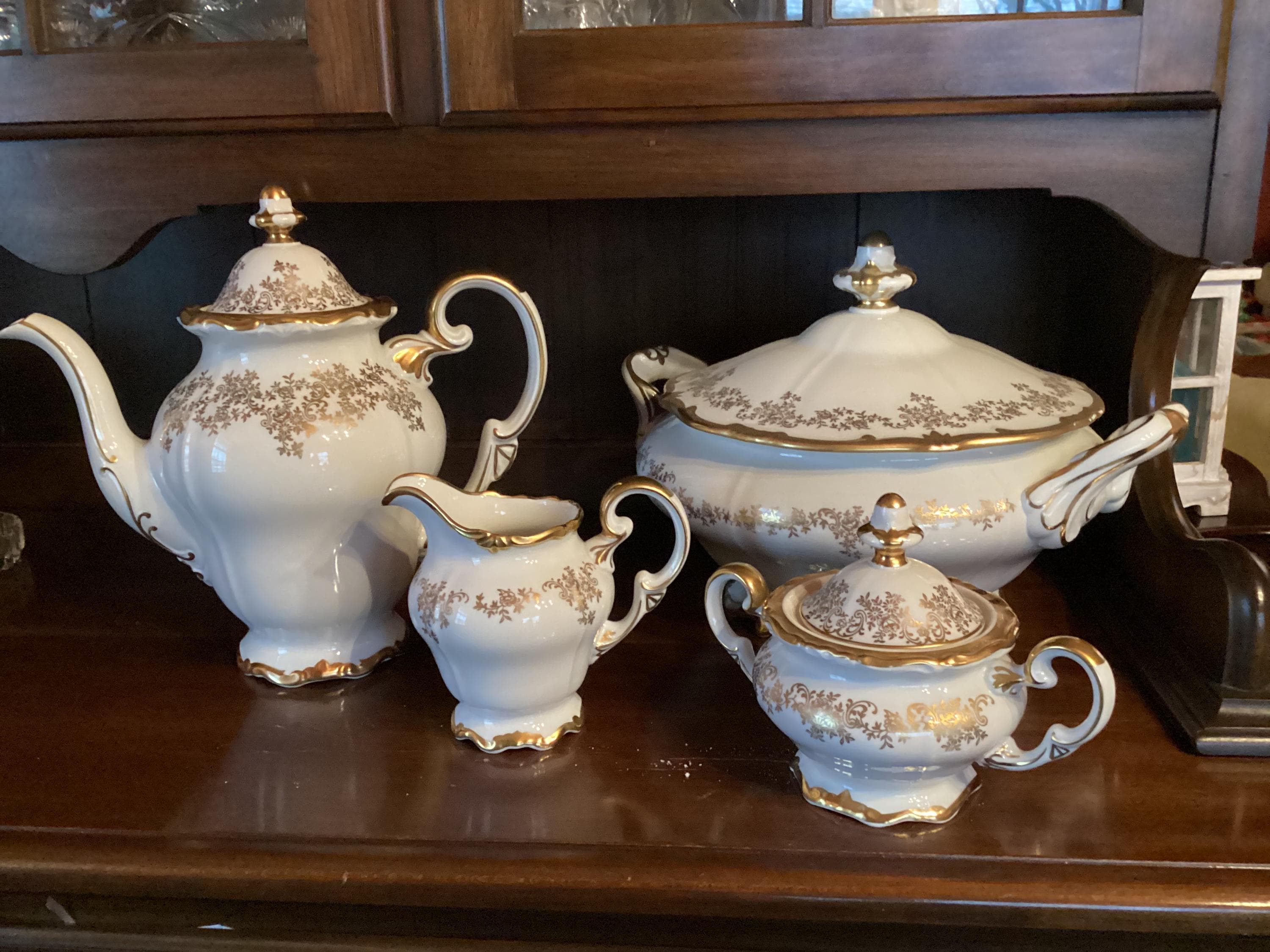 ワイマール　WEIMAR 金彩コバルトブルー フラワー　プレート4枚セット コバルトブルーの地にゴールドフローラルの装飾が映える プレート 23cm