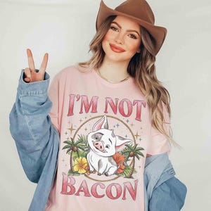 Puede incluir: Una taza de cer&aacute;mica blanca con un asa negra y el texto "But First, Coffee" en negro en negrita. La taza est&aacute; sobre una superficie blanca.