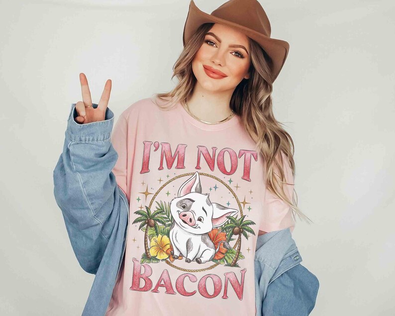 Puede incluir: Una taza de cer&aacute;mica blanca con un asa negra y el texto "But First, Coffee" en negro en negrita. La taza est&aacute; sobre una superficie blanca.