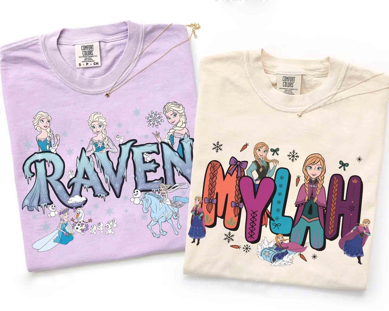 Puede incluir: Dos camisetas Comfort Colors, una lavanda y otra crema, cada una con un dise&ntilde;o gr&aacute;fico. La camiseta lavanda dice "Raven" con una ilustraci&oacute;n de princesa. La camiseta crema dice "Mylah" con una ilustraci&oacute;n de princesa.