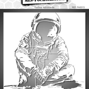 Peut inclure: Un pochoir d'un astronaute assis, portant une combinaison spatiale et un casque. L'image est en niveaux de gris avec le texte "MES-POCHOIRS.COM" en haut et "Pochoir Astronaute" et "REF: PA0015".