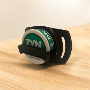 Funda ZYN personalizada: compatible con latas ZYN y VELO+. Clip para cinturón impreso en 3D con texto frontal opcional. Accesorio para sujetar latas.