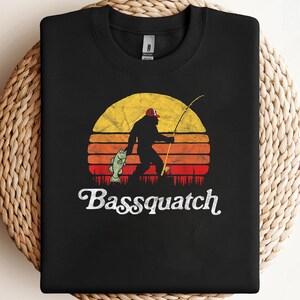 Bassquatch - Divertido Bigfoot pescando al aire libre, PNG retro, sublimación, diseño de clipart, descarga digital