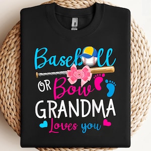 Könnte beinhalten: Schwarzes Sweatshirt mit Baseball- und Schleifendesign. Der Text lautet "Baseball oder Bow, Grandma Loves You" in Blau, Rosa und Weiß. Mit Baseball, Schleife und Babyfüßen.