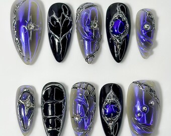 Unghie finte cyberpunk: nere, blu neon, nail art 3D