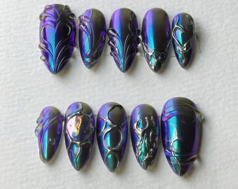 Unghie finte cromate specchiate Blue Aura, stile Y2K