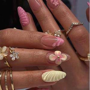 3D Blumen Drücken Sie auf die Nägel - Mandel Nägel - Sommerblumen Design Nagel - 3D Blumen Nagel - Butter Gelbe Nägel, Künstliche Nägel