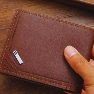 Vatertagsgeschenk für Papa Personalisierte Lederbrieftasche mit Gravur, schlanke Herrenbrieftasche von Sohn oder Tochter, individuelles Geschenk für ihn