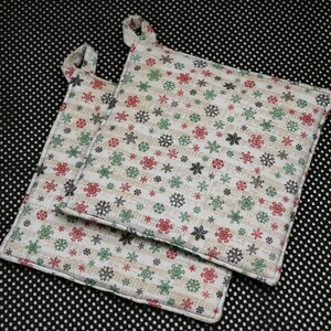 Reversible Potholder:  Snowflakes Music and Holly on Green