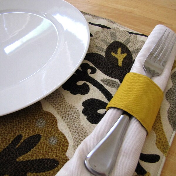 Pair of Reversible Placemats and Napkin Rings: Charcoal & Mustard