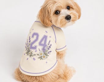 Camiseta personalizada para cachorro com nome e número, estampa floral lavanda pastel, roupinha fofa estilo cottagecore para filhotes, presente personalizado para dona de cachorro no aniversário.