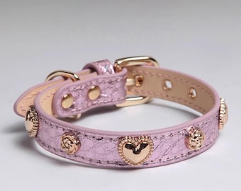 Luxe roze glitterleren hondenhalsband Elegante roségouden hart- en bloemenaccenten Glamoureuze designer bling-hondenhalsband Premium kwaliteit stijl