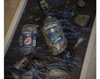 Arte con botellas rotas de Garrone Bitter / Decoración de pared con vidrio reciclado