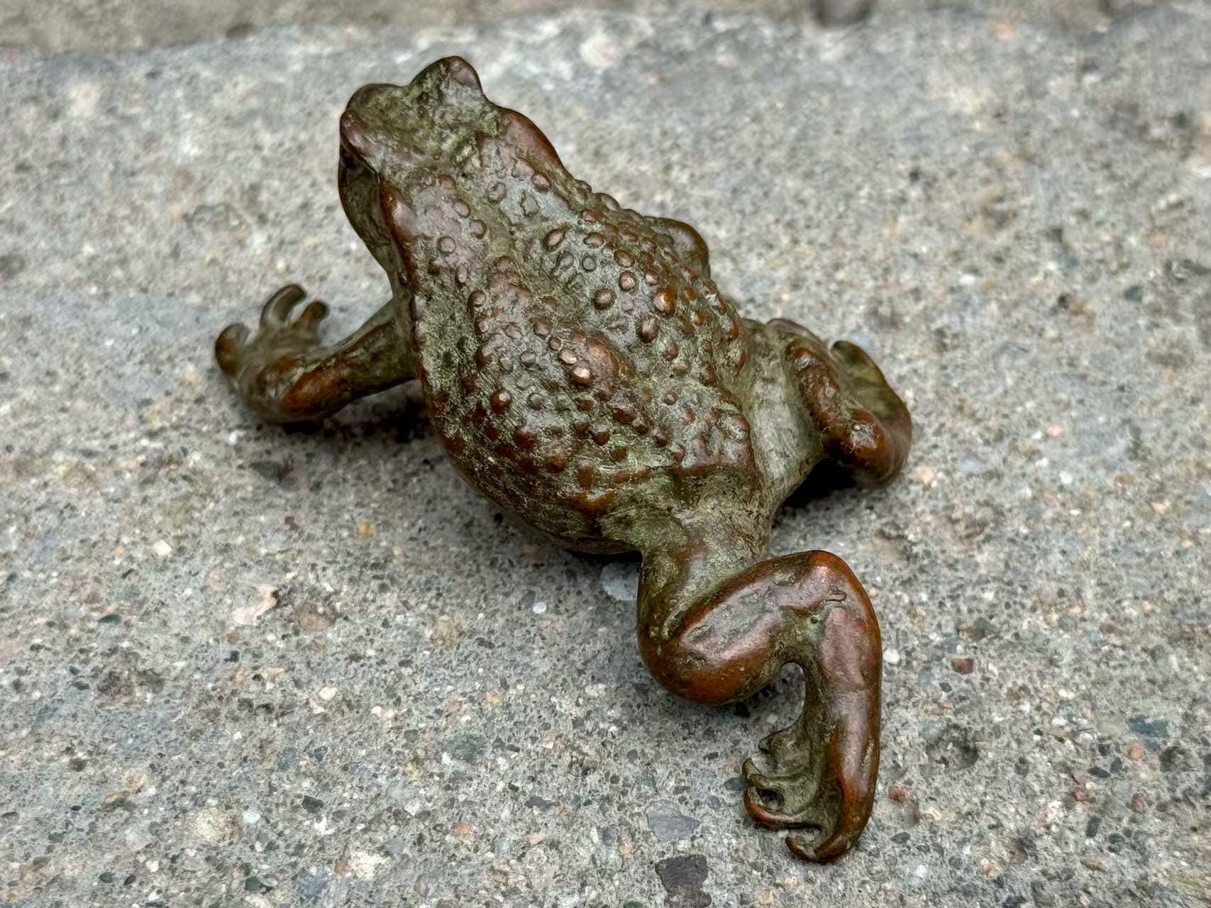ヴィンテージ銅製眠っているカエルの像、彫刻された風水ラッキー動物