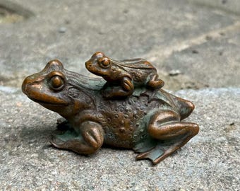 Copper Toad Frog Statue, Carved Fengshui Animal cute frog Antique Fortune Frog Paperweight Brass Tea Table decor Shelf Decor  Accents  decor