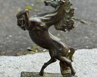 中国風の素朴な酸化緑青色の古代スタイルの馬の金属製フィギュア