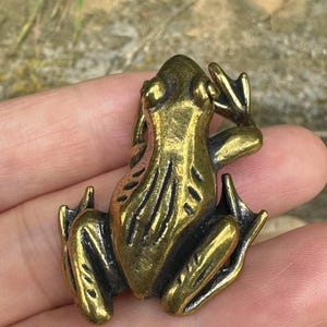 Mini Copper Frog Statue, Carved Fengshui Animal cute frog tea pet Antique Fortune Frog Paperweight Brass Tea Table decor Shelf Decor Accents